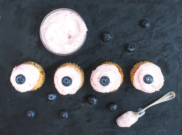 Cupcake con crema di lamponi e formaggio con mirtilli freschi — Foto Stock