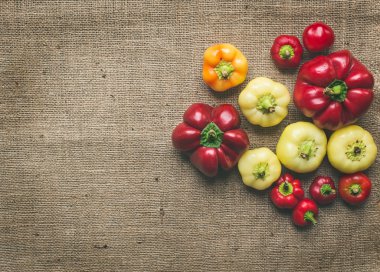 Tatlı kırmızı biber üzerinde çul arka plan belirleme 