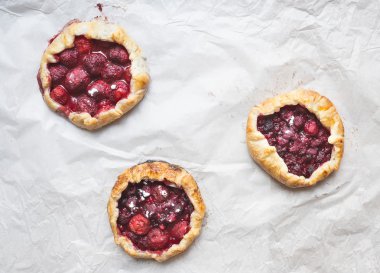 Küçük berry galettes beyaz kağıt üzerinde 