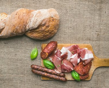 Et seçimi - şarap bir rustik ahşap tahta üzerinde ayarla