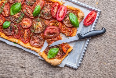 Taze fesleğen ve kekik ile domates açık pasta üzerinde çul sur