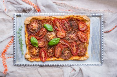 Taze fesleğen ve kekik ile domates açık pasta üzerinde bir keten masa cl
