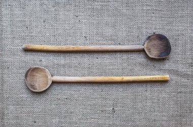 İki rustik ahşap yemek kaşık bir çul yüzey üzerinde