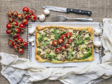Taze roka ve kiraz-tomat rustik kare mantarlı pizza