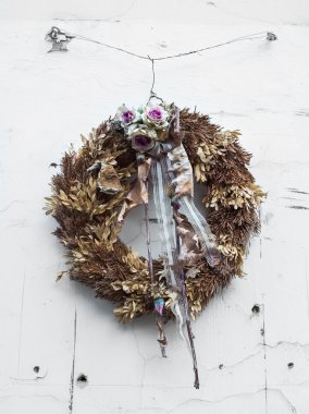 Tatil çelenk beyaz kapı