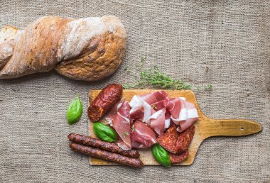 Et meze seçimi ve rustik köy ekmek üzerinde
