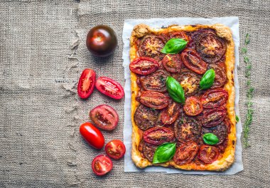 Rustik domates sonbahar pasta taze otlar ve bir silv domates ile