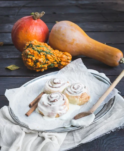 Bollos de calabaza con queso cremoso y calabazas maduras —  Fotos de Stock