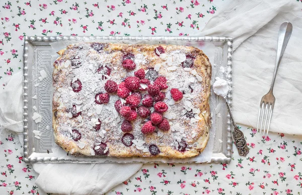 Torta di fiocchi di latte al lampone con lamponi freschi, animale domestico di mandorle — Foto Stock