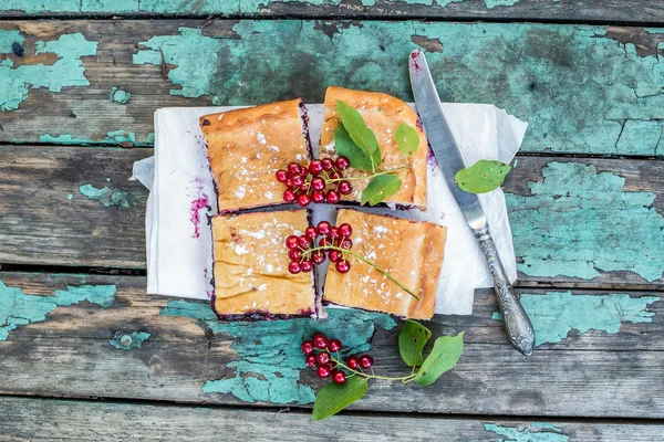 Tarte aux myrtilles sur un bureau rustique en bois — Photo