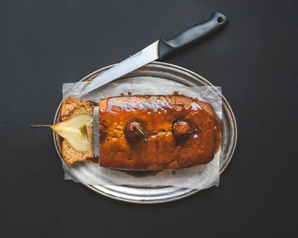 Torta di pere piccanti con guarnizione caramello su un piatto d'argento su nero — Foto Stock