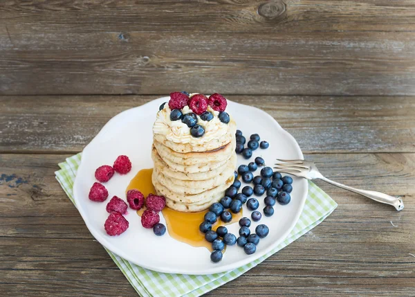 Pfannkuchen mit cremigem Käsebelag, Gartenbeeren und Ahornblättern — Stockfoto