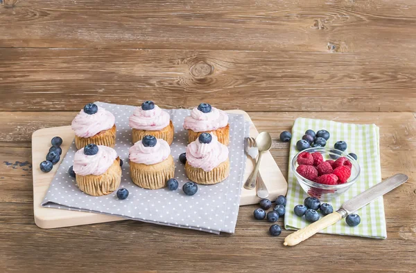 Hele garin cupcakes met framboos kaas room en bos berr — Stockfoto