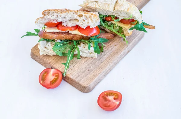 Sanduíches com carpaccio de frango, queijo parmesão, cereja fresca — Fotografia de Stock