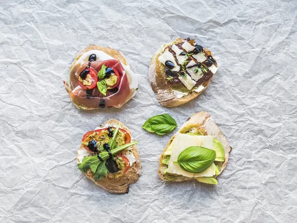 Antipasti brusquetta engastado en un pergamento blanco — Foto de Stock