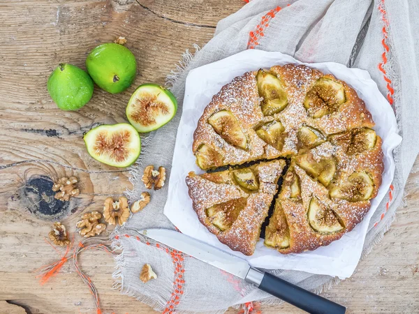 Torta di fichi con fichi freschi e noci su fondo di legno — Foto Stock