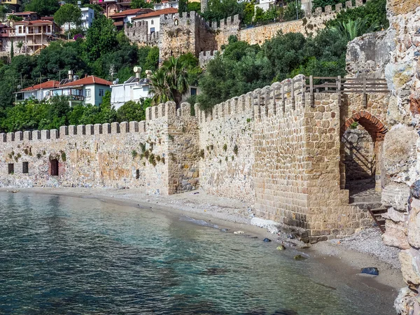 Стена древней крепости на берегу моря в Алании — стоковое фото