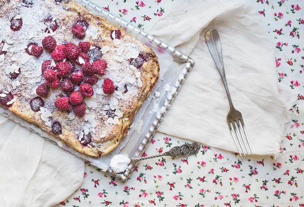 Raspberry cottage cheese cake with fresh raspberries, almond pet — Stock Photo, Image