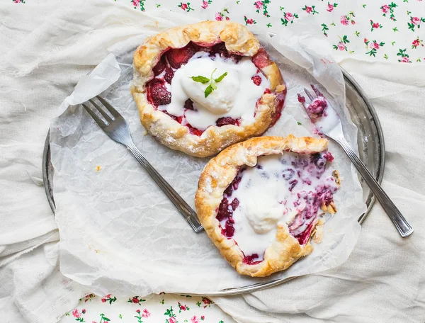 Rustic small galeta pies with fresh berries and vanilla ice-crea — Stock Photo, Image