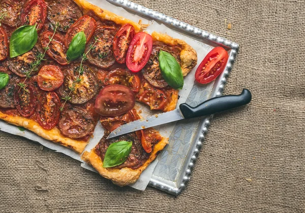 Сельский томатный осенний пирог со свежим базиликом, тимьяном и помидорами — стоковое фото