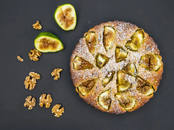 Torta di fichi con fichi freschi e noci su nero — Foto Stock