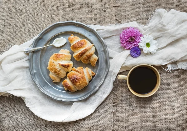 Francia reggeli kávéval és croissant-t — Stock Fotó