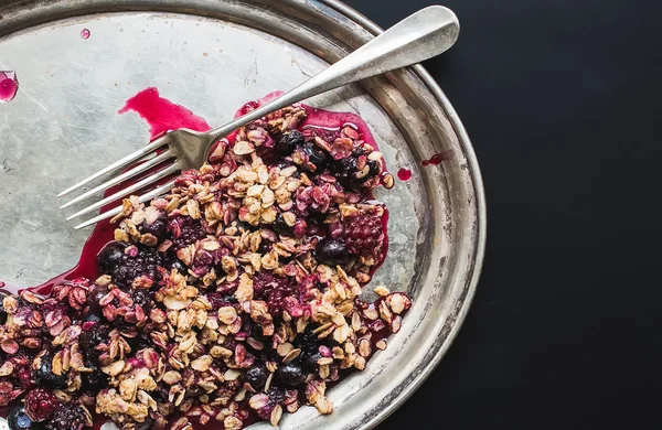 Ovesné müsli s čerstvým ovocem na stříbrnou dish vidličkou na b — Stock fotografie