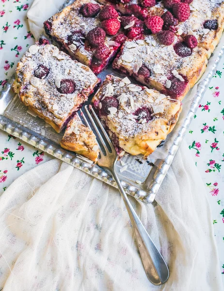 Raspberry cottage cheese cake with fresh raspberries, almond pet — Stock Photo, Image