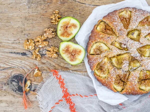 Torta di fichi con fichi freschi e noci su una superficie di legno roccioso — Foto Stock