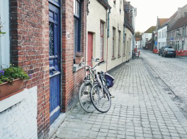 Ortaçağ boş yan sokakta, Bruges, Belçika, bir bisiklet parke ile