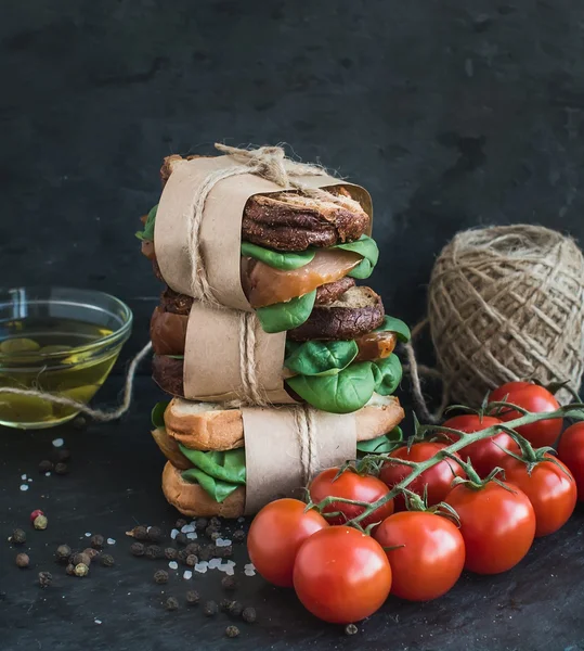 Pollo stagionato e spinaci torre sandwich integrale con spezie — Foto Stock