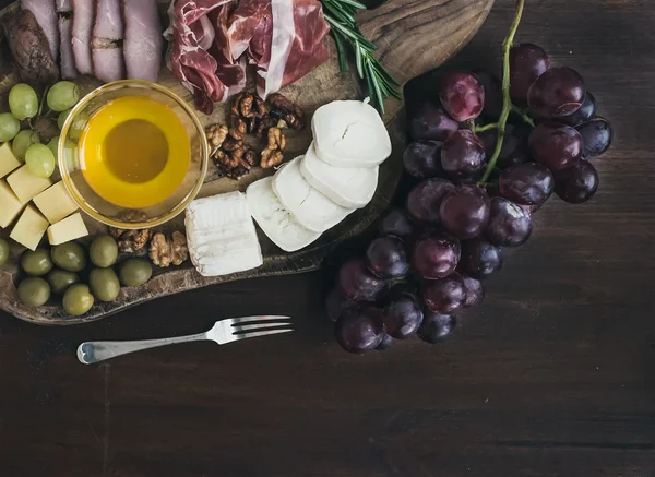 Set de aperitive de vin: selecție de carne și brânză, miere, struguri, w — Fotografie, imagine de stoc