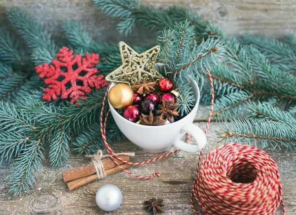 Deko-Set für Weihnachten (Neujahr): eine Tasse voller bunter Chris — Stockfoto