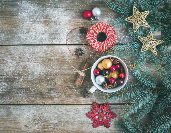 (Új év) karácsonyi dekoráció háttér: egy csésze teljes szín — Stock Fotó