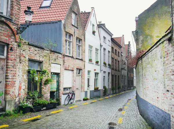 Rua lateral vazia medieval de Bruges, Bélgica, com um parque de bicicletas — Fotografia de Stock