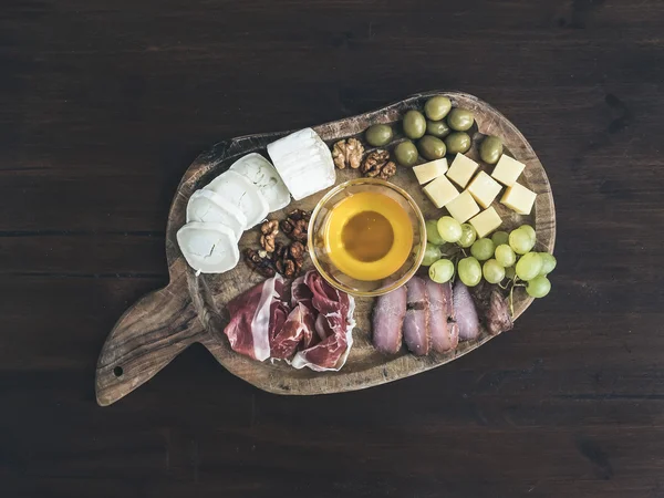 Wine appetizers set: meat and cheese selection, honey, grapes, w — Stock Photo, Image