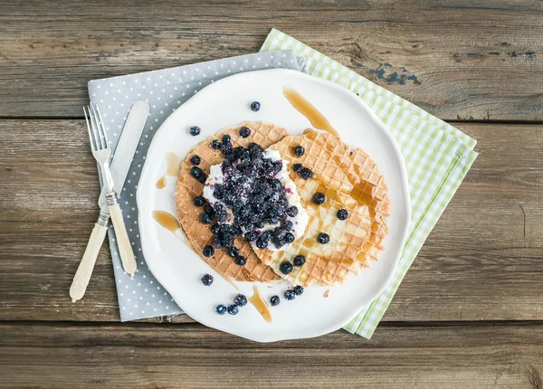 Holländische Waffeln mit Frischkäse, frischem Blaubeer- und Ahornsirup — Stockfoto