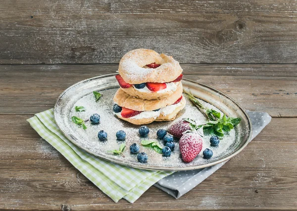 Anello pasticcino ripieno di crema di formaggio, fragola fresca a — Foto Stock