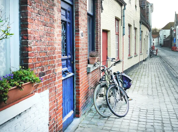 Средневековая пустая боковая улица Брюгге, Бельгия, с велосипедным парком — стоковое фото