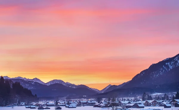 Farbenfroher Wintersonnenuntergang in Garmisch-Partenkirchen auf der bayerischen Alm — Stockfoto
