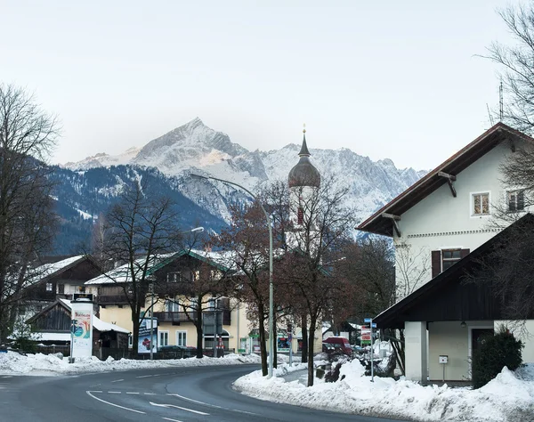 Garmisch-Partenkirchen ciudad en los Alpes bávaros en Alemania en winte —  Fotos de Stock