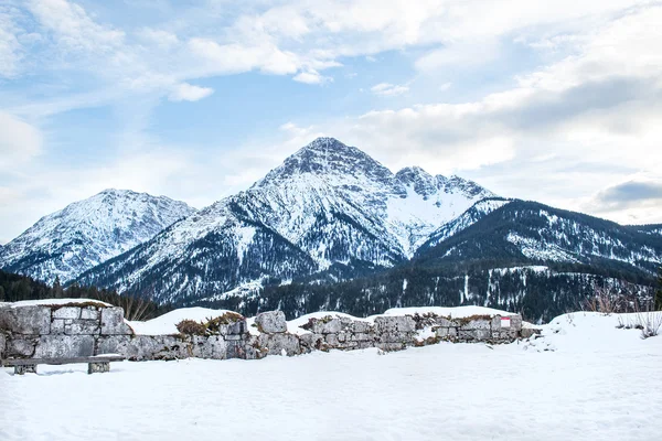 Utsiktspunkt i Ehrenberg slott i Titol Alps, Østerrike, obser – stockfoto