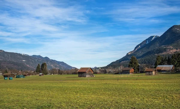 Zelené údolí v Bavorských Alpách poblíž Garmisch-Partenkirchenu na — Stock fotografie