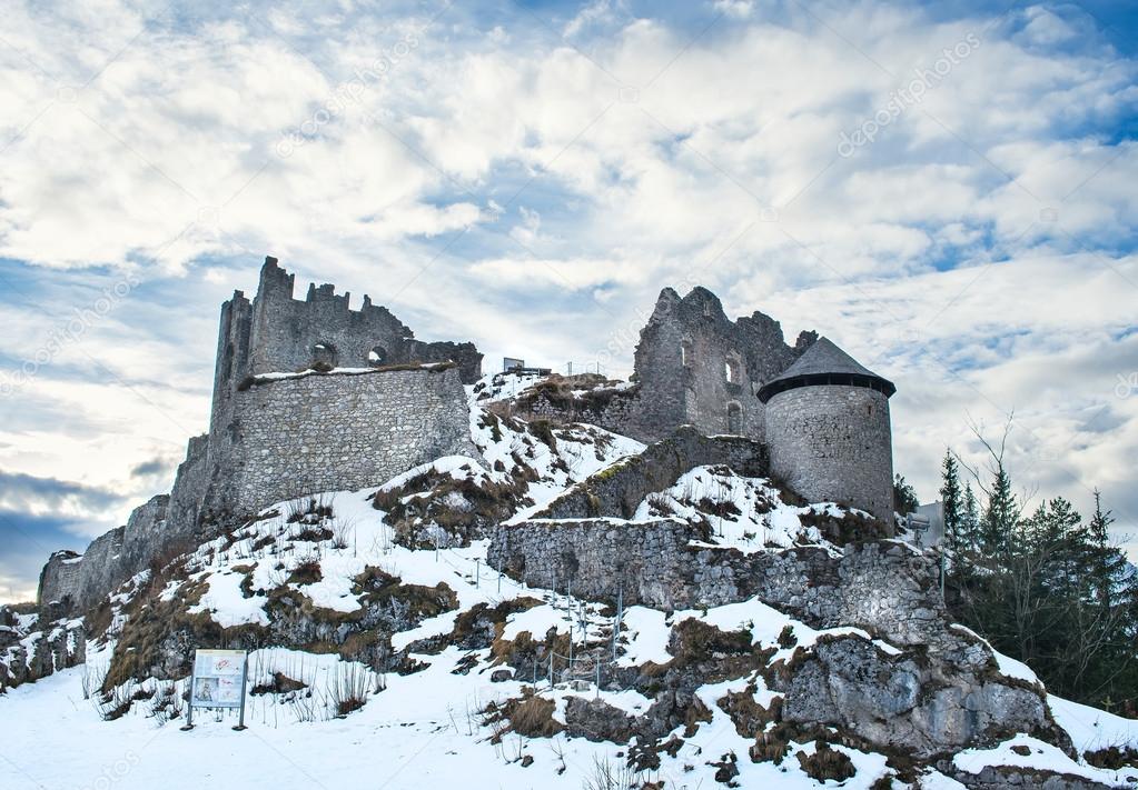 Medieval ashes of the Ehrenberg castle in Tirol Alps, Austria, i