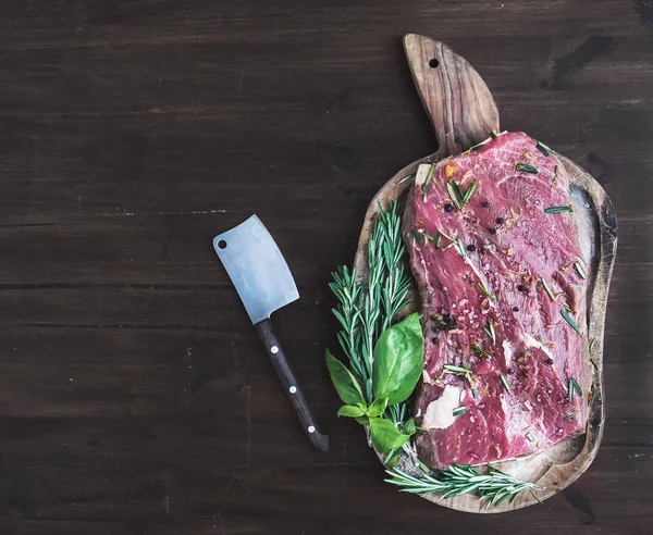 Bife Ribeye. Pedaço de carne fresca crua marinada em especiarias — Fotografia de Stock