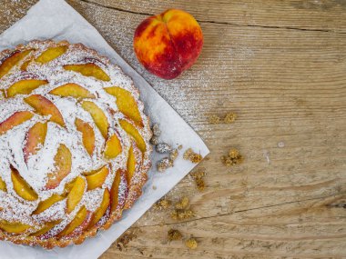 Ahşap bir masa üzerine şeftalili pasta