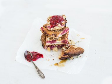 Süzme peynir frambuazlı pasta barlar