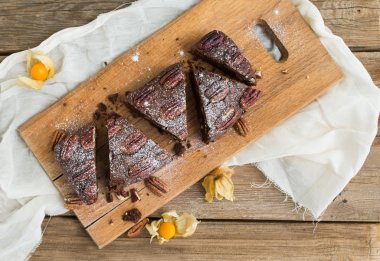 Cevizli brownie kek ile zemin kiraz