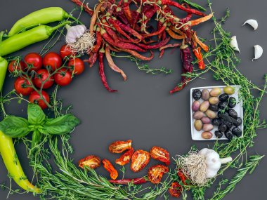 Bir hız ile karanlık bir arka plan üzerinde Akdeniz sebze kümesi