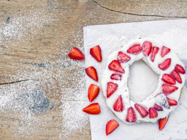 pasta whiped krem ve çilek ile